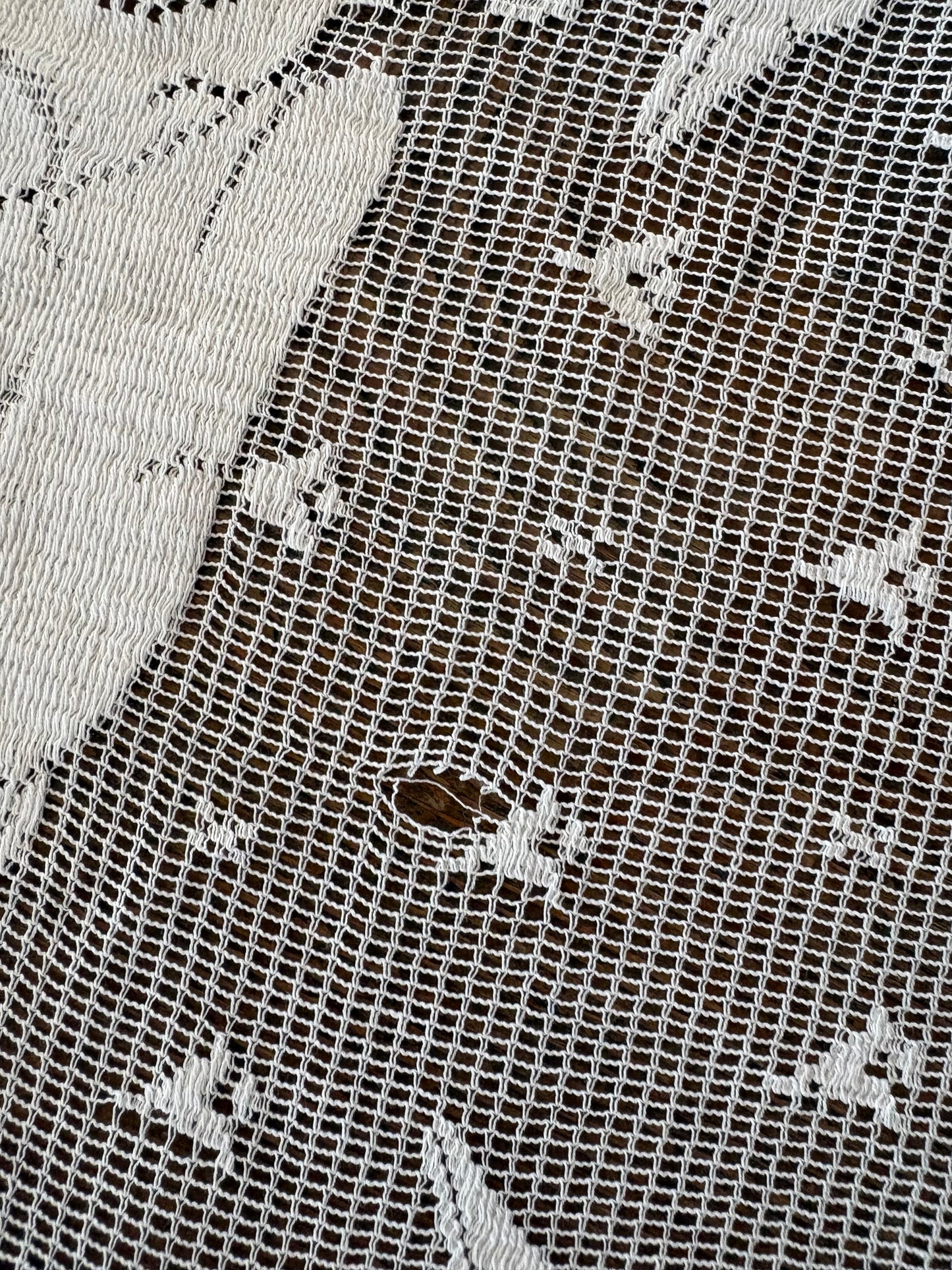Scalloped Lace Geese Tablecloth