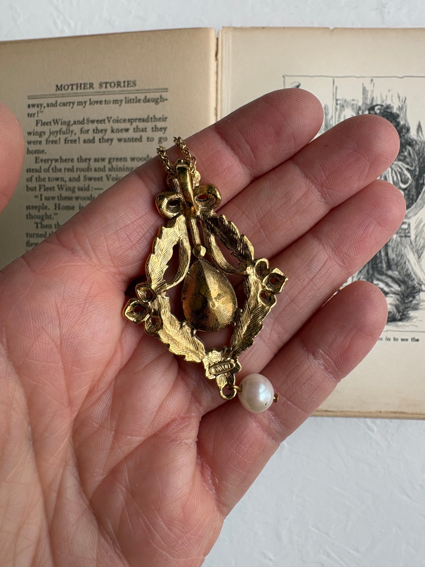 Vintage Avon Bold Traditions Neckalce