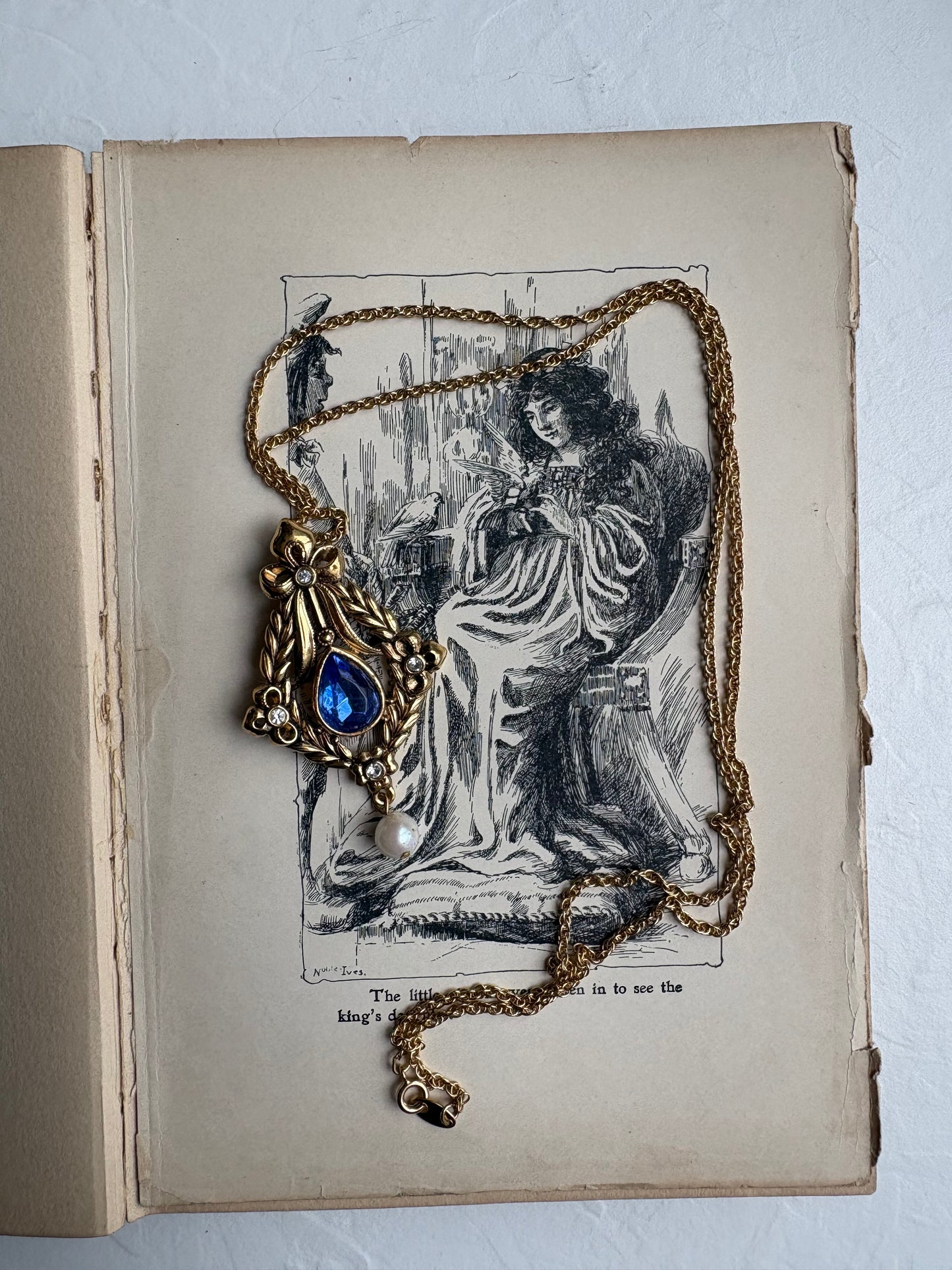 Vintage Avon Bold Traditions Neckalce