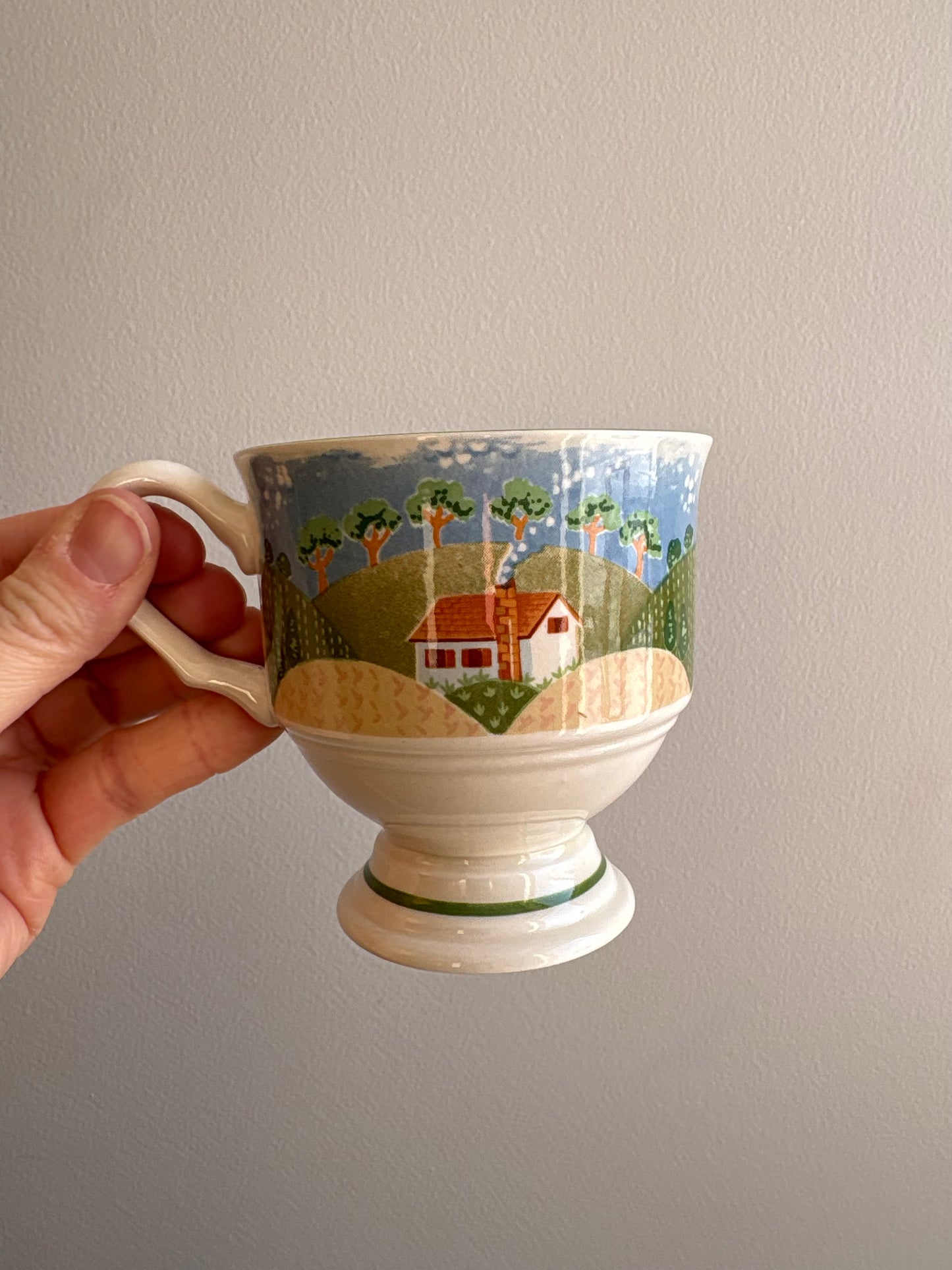 Sangostone Country Cottage Pedestal Mugs