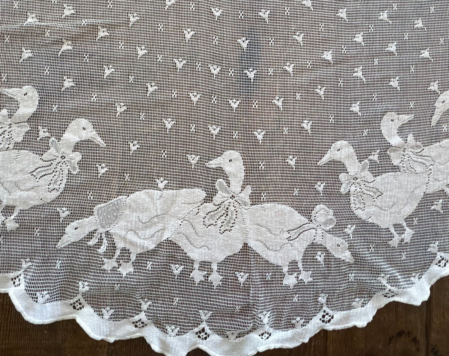 Scalloped Lace Geese Tablecloth