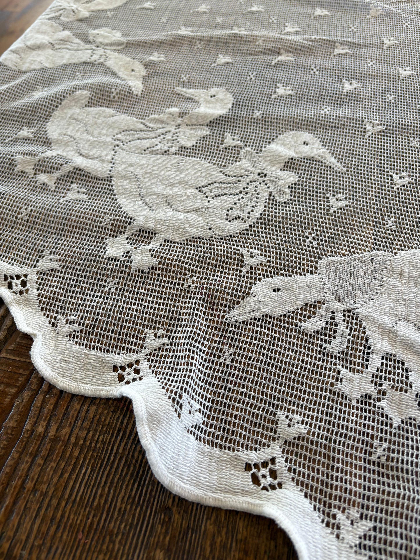Scalloped Lace Geese Tablecloth