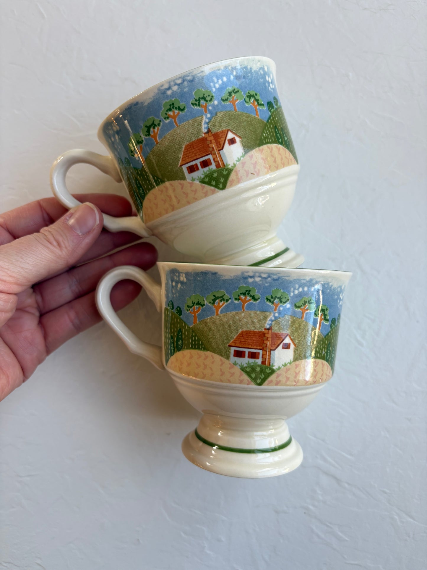 Sangostone Country Cottage Pedestal Mugs