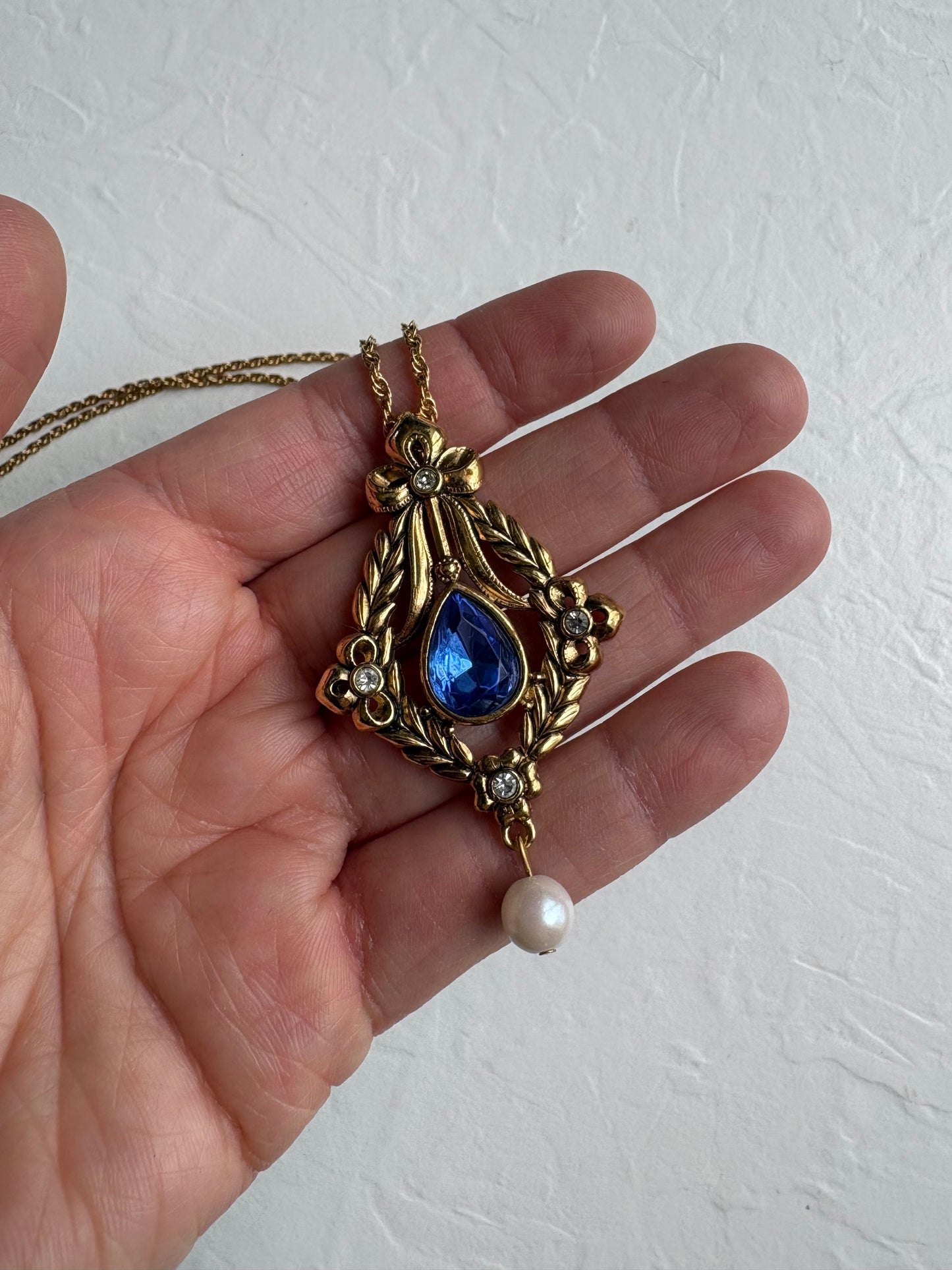 Vintage Avon Bold Traditions Neckalce