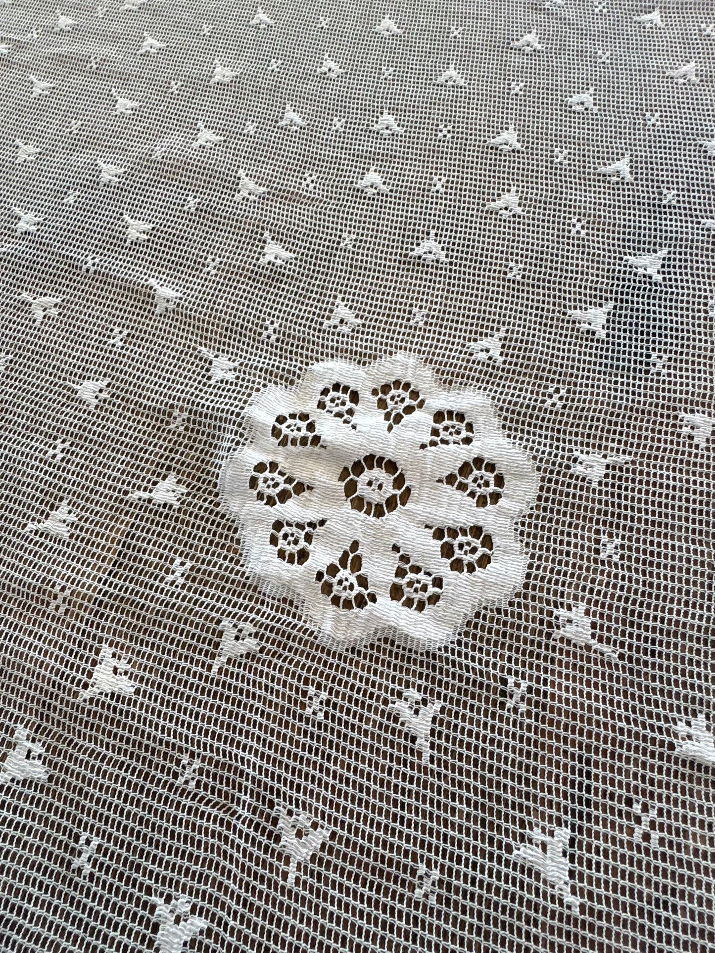Scalloped Lace Geese Tablecloth